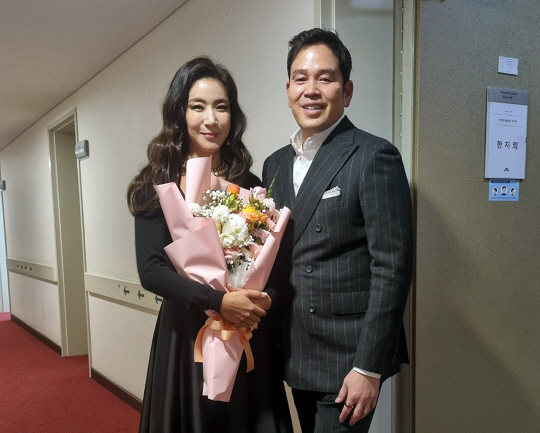 정용진 신세계 부회장이 23일 서울 서초구 예술의전당 IBK챔버홀에서 열린 아내 한지희 씨 독주회를 찾아  공연전 응원하고 있다. 연합뉴스