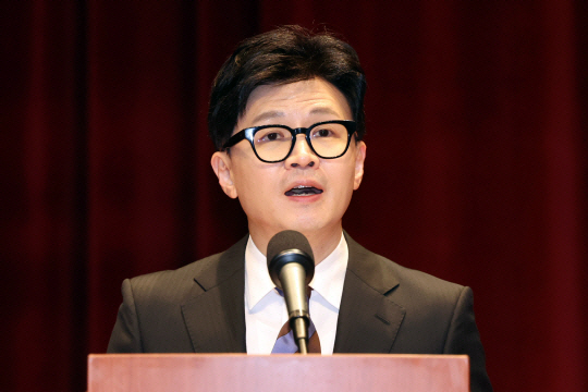 한동훈 전 법무부 장관이 지난 21일 정부과천청사 법무부에서 열린 이임식에서 이임사를 하고 있다. 뉴시스