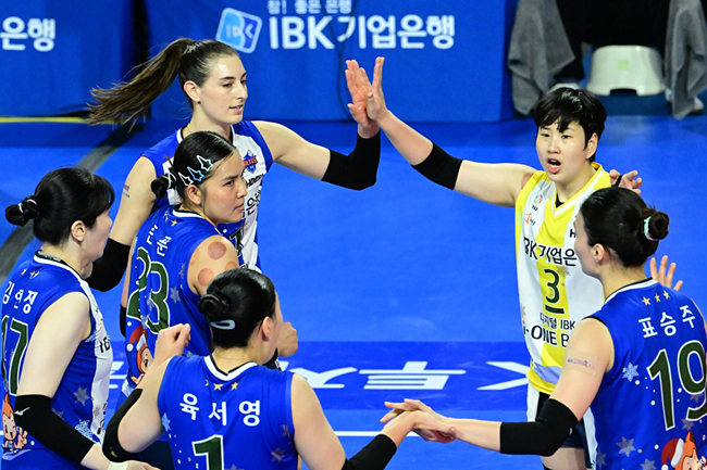 현대건설의 10연승을 저지한 IBK기업은행. 한국배구연맹 제공. 연합뉴스