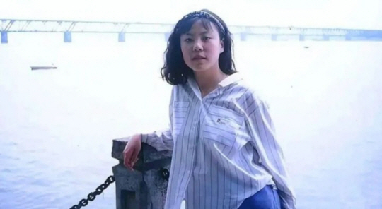 1994년 의문의 중독 사건 희생자였던 중국 여성 주링이 지난 22일 베이징에서 50세로 사망했다고 그녀가 다니던 칭화(淸華)대학이 23일 대학 웨이보 계정을 통해 밝혔다. 중독되기 전 주링의 모습. 사우스 차이나 모닝 포스트. 뉴시스