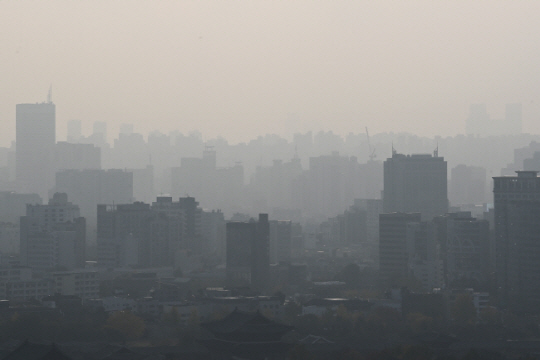 서울 종로구 인왕산에서 바라본 서울 도심이 뿌옇다. 백동현 기자