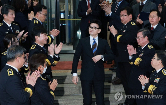 한동훈 법무부 장관이 지난 21일 과천 법무부 청사에서 법무부 직원들의 박수를 받으며 이임식을 마치고 청사를 떠나고 있다. 연합뉴스