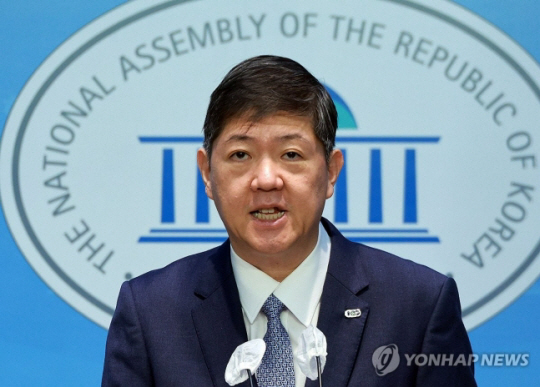 더불어민주당 김홍걸 의원이 6일 국회 소통관에서 제22대 총선 서울 강서구갑 출마선언 기자회견에서 발언하고 있다.