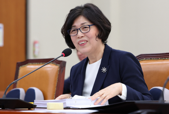 지난 21일 강정애 국가보훈부 장관 후보자가 서울 여의도 국회에서 열린 인사청문회에서 의원의 질의에 답변하고 있다. 뉴시스 제공