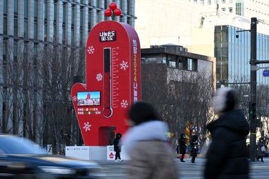 ‘희망 2024 나눔 캠페인’이 내달 31일까지 진행되는 가운데 서울 종로구 광화문광장에 설치돼 모금현황을 알려주는 사랑의 온도탑이 지난 22일 60.5도를 가리키고 있다. 문호남 기자