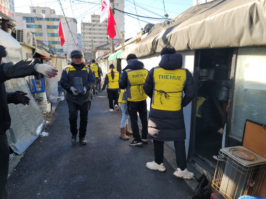 선홍규(왼쪽) 한신공영 대표가 연탄나눔 봉사에 참여하고 있다. 한신공영 제공