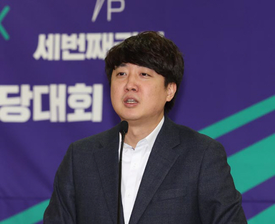17일 오후 서울 여의도 국회 의원회관에서 열린 새로운선택 창당대회에서 이준석 전 국민의힘 대표가 축사를 하고 있다. 뉴시스