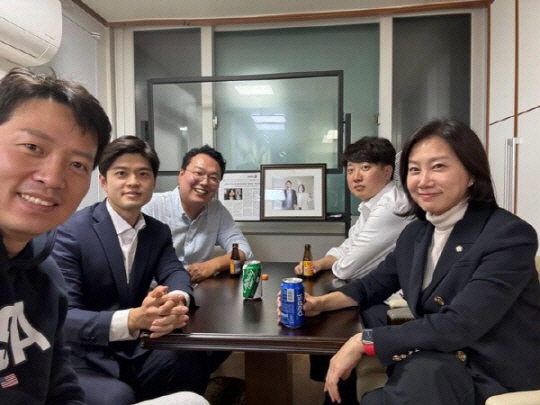 이준석(오른쪽 두번째) 전 국민의힘 대표가 오른쪽부터 국민의힘 허은아 의원과 천하람 순천갑 당협위원장, 김용태 전 최고위원, 이기인 경기도의원과 대화를 나누고 있다. 김용태 전 최고위원 페이스북