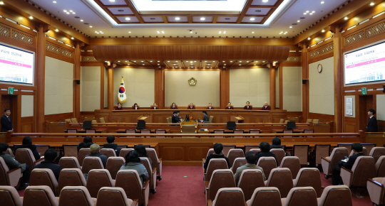 지난 21일 서울 종로구 헌법재판소에서 사건 선고가 이뤄지고 있다. 뉴시스