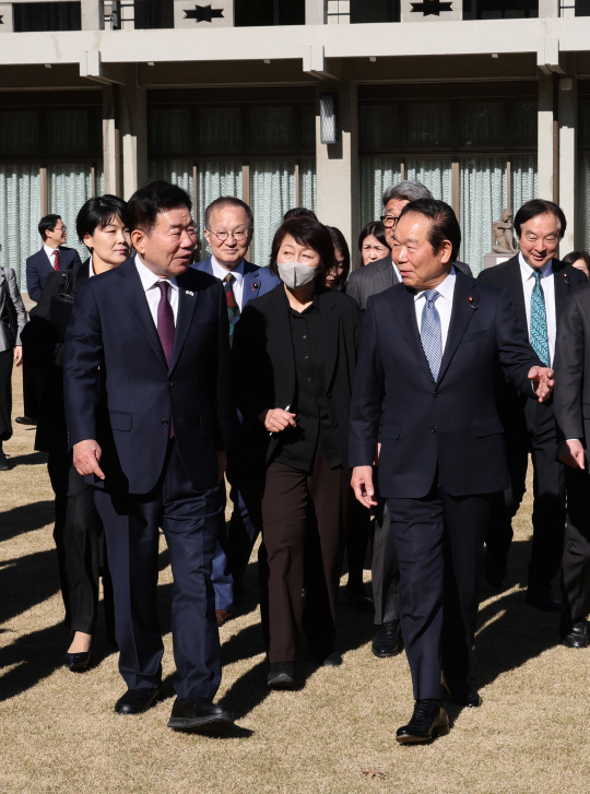 김진표(왼쪽) 국회의장과 누카가 후쿠시로(오른쪽) 일본 중의원 회장이 26일 회담에 앞서 일본 도쿄 국회를 걸으며 대화하고 있다. 김진표 국회의장실 제공