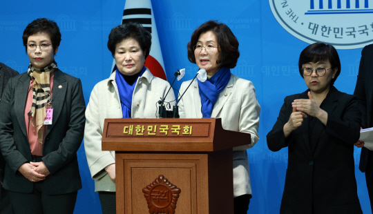 권인숙(오른쪽 두번째)  더불어민주당 의원이 26일 오전 국회 소통관에서 쌍방울 대북송금 사건 관련 검사 탄핵을 촉구하는 기자회견을 하고 있다. 뉴시스