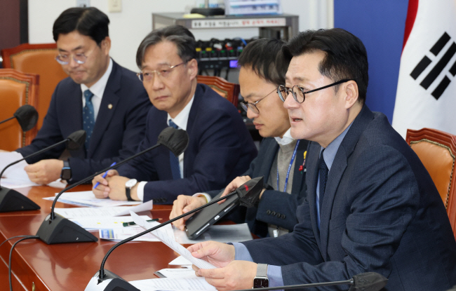 홍익표(오른쪽) 더불어민주당 원내대표가 26일 오전 국회에서 열린 원내대책회의에 참석해 발언하고 있다. 오른쪽부터 홍 원내대표, 박주민 원내수석부대표, 유동수·이정문 의원.   연합뉴스