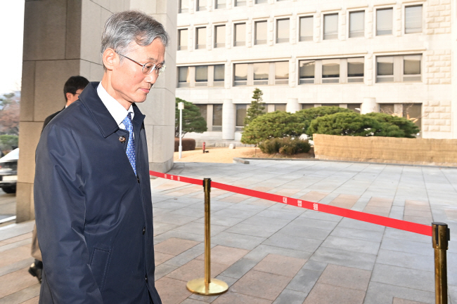 지난 8일 조희대 대법원장 취임 이후 사법부가 법원장 추천제 중단 등 변화를 보이고 있는 가운데 조 대법원장이 26일 오전 서울 서초구 대법원으로 출근하고 있다.  백동현 기자