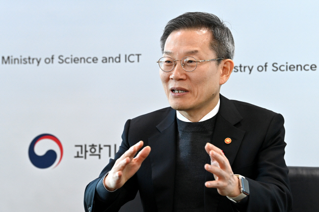 이종호 과학기술정보통신부 장관이 지난 22일 서울 중앙우체국 집무실에서 문화일보와 인터뷰를 하면서 우주항공청법과 인공지능(AI)법의 조속한 국회 통과를 촉구하고 있다.  백동현 기자