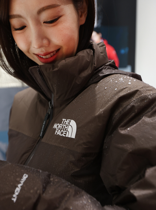 노스페이스 모델이 올겨울을 겨냥해 출시된 방수 기능 강화 제품 ‘눕시 재킷’을 선보이고 있다.  영원아웃도어 제공