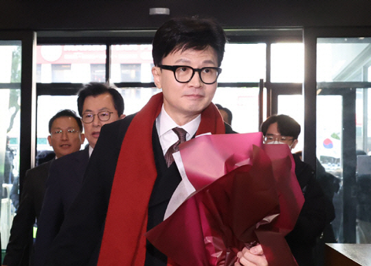 한동훈 국민의힘 비상대책위원장이 26일 서울 여의도 당사에서 열린 취임식에 참석하기 위해 입장하고 있다. 연합뉴스