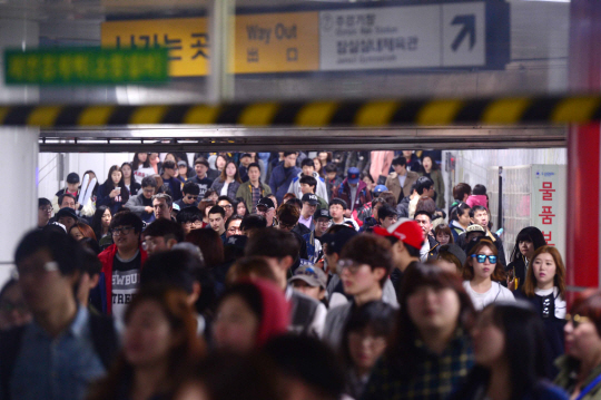 지하철 9호선 종합운동장역에 들어서는 시민들. 뉴시스
