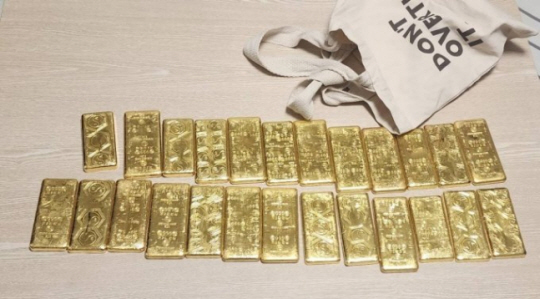 경남은행 임원로부터 압수한 금품. 서울중앙지검 제공