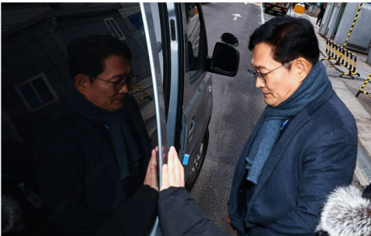 더불어민주당 전당대회 돈봉투 살포 의혹의 정점으로 지목된 송영길 전 민주당 대표가 지난 18일 서울 서초구 서울중앙지방법원에서 열린 구속 전 피의자심문(영장실질심사)을 마친 뒤 검찰 차량에 타고 있다.  연합뉴스