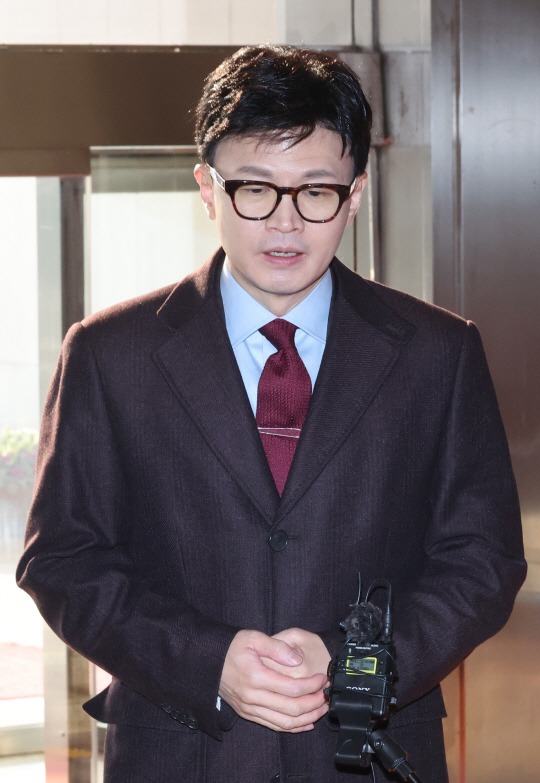 한동훈 국민의힘 비상대책위원장이 27일 국회에서 기자들의 질문에 답하고 있다. 연합뉴스