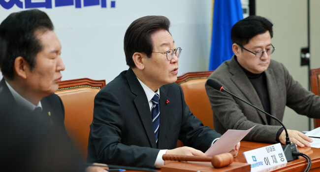 이재명(가운데) 더불어민주당 대표가 27일 오전 국회에서 열린 최고위원회의에 참석해 발언하고 있다. 왼쪽부터 정청래 최고위원, 이 대표, 홍익표 원내대표.  뉴시스