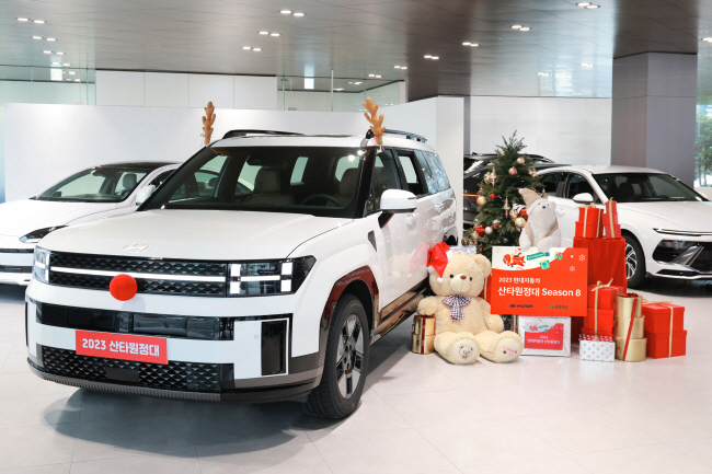 현대자동차는 초록우산과 진행 중인 ‘2023 산타원정대’ 사회공헌활동의 하나로 올해 32개 시설의 아동·청소년 1432명을 지원했다고 27일 밝혔다. 사진은 현대차 국내사업본부가 매년 연말을 맞아 전국 복지시설 아동·청소년에게 소원 선물을 전달하고 문화활동 기회를 제공하는 산타원정대를 홍보하는 모습.  현대자동차 제공