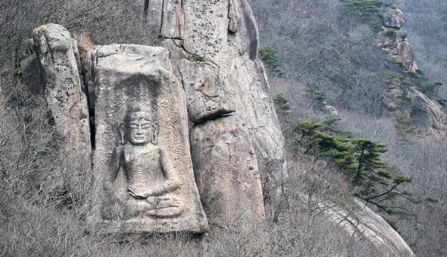 월출산 마애불좌상. 지난 9월 여기까지 바로 오를 수 있는 탐방코스가 새로 놓였다.