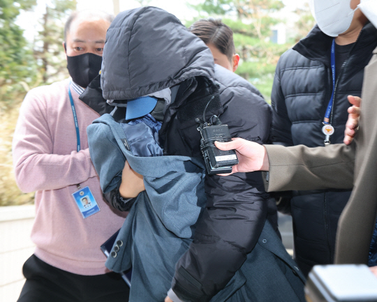 유흥업소 여실장과 함께 배우 고 이선균 씨를 협박해 금품을 뜯은 혐의를 받는 20대 여성이 28일 오후 인천시 미추홀구 인천지법에서 열린 구속 전 피의자 심문(영장실질심사)에 출석하고 있다. 연합뉴스