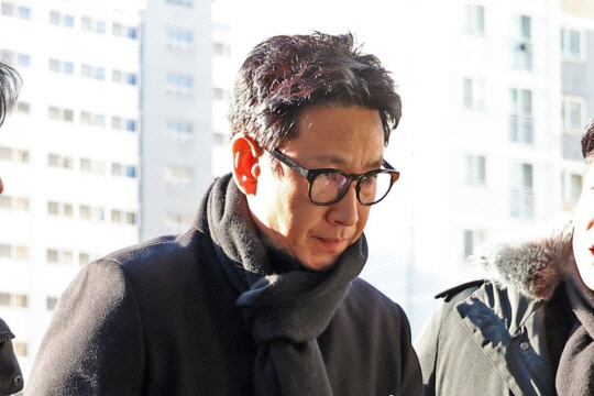배우 이선균이 지난 23일 3번째 경찰 조사를 받기 위해 인천경찰청 마약범죄수사계에 들어서고 있다. 연합뉴스