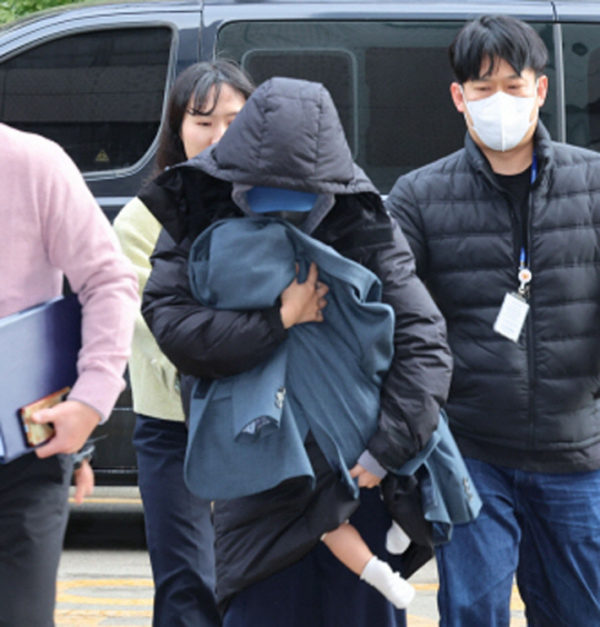 고 이선균씨를 협박해 금품을 뜯은 혐의를 받는 20대 여성이 28일 오후 인천 미추홀구 인천지법에서 열린 구속영장심사를 받기 위해 출석하고 있다. 연합뉴스