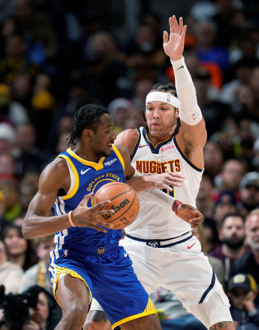 NBA 덴버 너기츠의 포워드 애런 고든(오른쪽)이 크리스마스에 자신이 키우던 개에 얼굴과 오른손을 물려 크게 다쳤다. AP뉴시스
