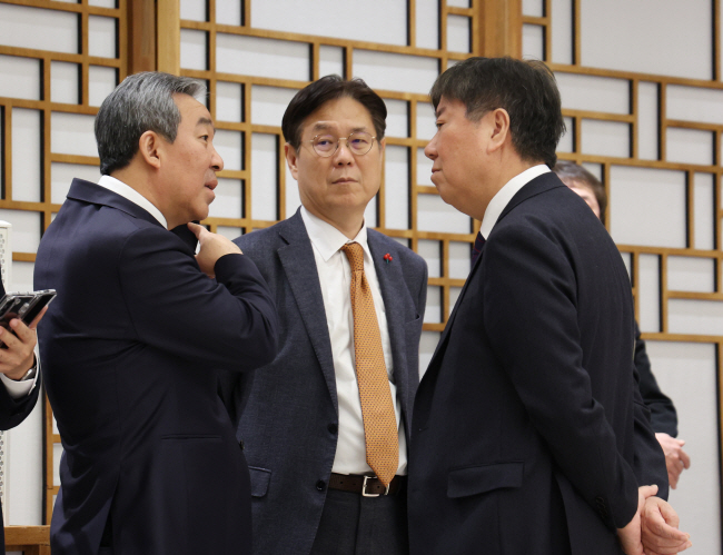 김대기(오른쪽 첫 번째) 대통령 비서실장이 지난 18일 서울 용산 대통령실 청사에서 열린 정형식 헌법재판소 재판관 임명장 수여식에 앞서 이관섭(〃두 번째) 정책실장, 한오섭(왼쪽 첫 번째) 정무수석과 대화하고 있다. 연합뉴스