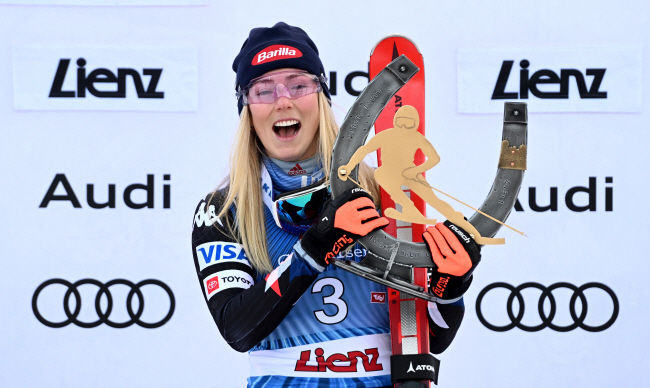 미국의 미카엘라 시프린이 28일(한국시간) 오스트리아 리엔츠에서 열린 월드컵 여자대회전 시상식에서 우승 트로피를 든 채 활짝 웃고 있다.  AFP 연합뉴스