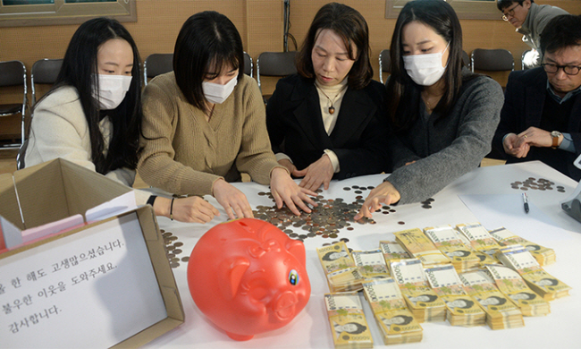 지난 27일 전북 전주시 노송동주민센터에서 직원들이 ‘얼굴 없는 천사’가 전달한 성금을 정리하고 있다. 뉴시스