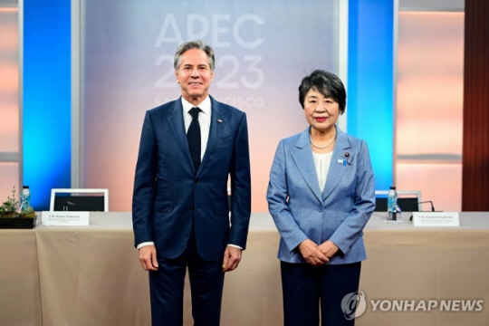 가미카와 요코(오른쪽) 일본 외무상과 토니 블링컨 미국 국무장관이 지난 11월 14일(현지시간) 한미일 3국 외무장관 회담에 앞서 기념사진을 찍고 있다. UPI연합뉴스