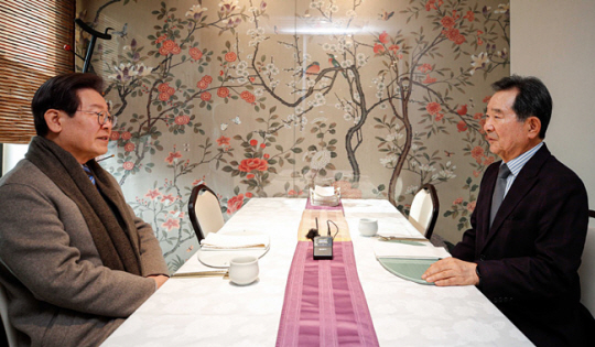 이재명 더불어민주당 대표와 정세균 전 국무총리가 28일 서울 종로구 한 음식점에서 오찬 회동을 하고 있다. 뉴시스