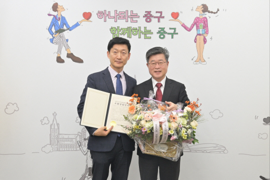 28일 신당10구역 주택재개발 정비사업에 대한 조합설립 인가증 전달식에서 김길성(오른쪽) 중구청장과 이창우 신당10구역 재개발 조합장이 기념촬영을 하고 있다. 중구청 제공