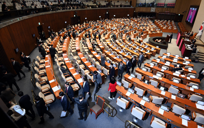 28일 열린 국회 본회의에서 윤석열 대통령 부인 김건희 여사 도이치모터스 주가 조작 의혹 특검과 대장동 50억클럽 의혹 특검 법안 표결이 시작되기 전 국민의힘 의원들이 모두 퇴장하고 있다. 박윤슬 기자