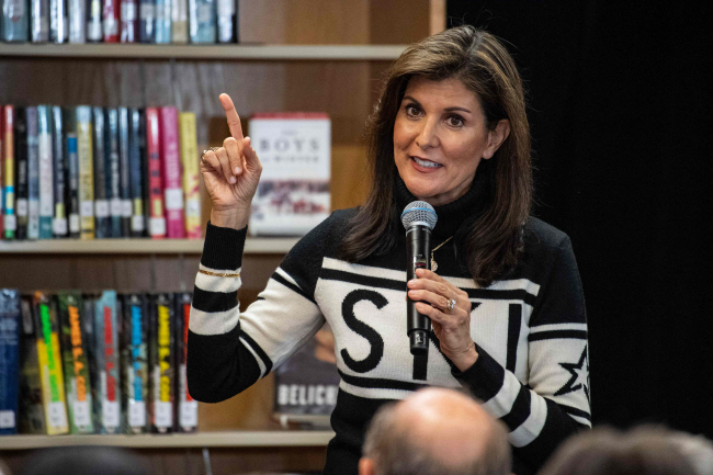 니키 헤일리 미국 공화당 대선 경선 후보가 28일 뉴햄프셔주 노스콘웨이의 한 고등학교에서 열린 타운홀 행사에 참석해 연설하고 있다.  AFP 연합뉴스