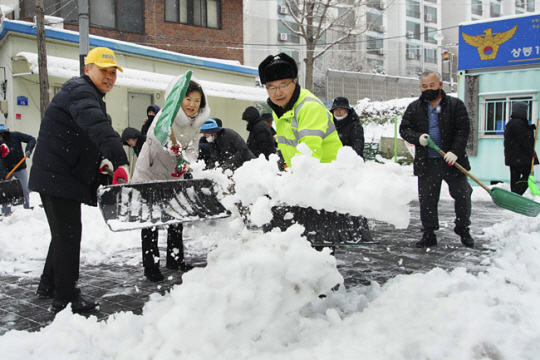 공무원들과 함께 제설작업에 나선 류경기(가운데) 중랑구청장. 중랑구 제공