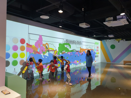 부산 사하구 을숙도 문화회관에 조성된 어린이 복합문화공간 ‘들락날락’에서 아이들이 EBS 연계 체험 콘텐츠를 즐기고 있다. 부산시청 제공