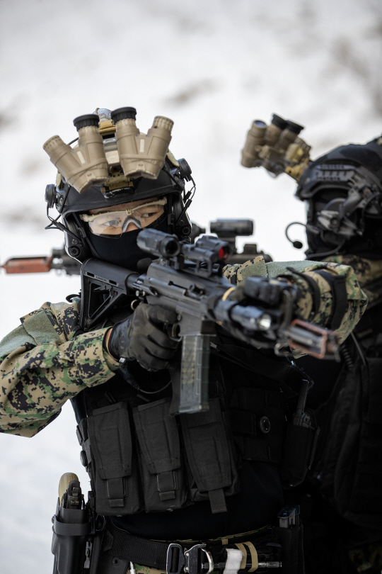 육군 특전사 장병이 적 후방지역으로 침투해 목표건물을 대상으로 특수타격작전을 실시하고 있다. 육군 제공