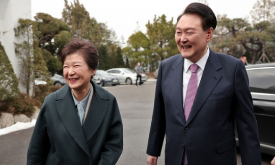 윤석열 대통령이 지난 29일 서울 용산구 한남동 관저에서 박근혜 전 대통령과 만나 오찬을 하기 위해 이동하고 있다. 관저에서 2시간20분간 한식으로 진행된 오찬에서 박 전 대통령은 서울에 얼마나 자주 오는지 묻는 윤 대통령에게 "한두 달에 한 번 올라온다"고 답했고, 윤 대통령은 "편하게 자주 오시길 바란다"고 말했다.  윤 대통령이 박 전 대통령과 만난 건 이번이 취임 후 세 번째다. 대통령실 제공