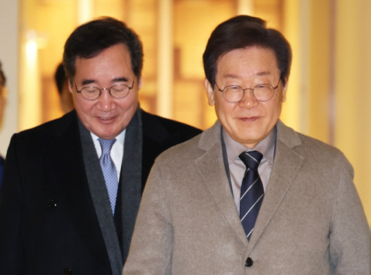 이재명 더불어민주당 대표와 이낙연 전 국무총리가 30일 서울 종로구의 한 음식점에서 회동을 마치고 이동하고 있다. 뉴시스