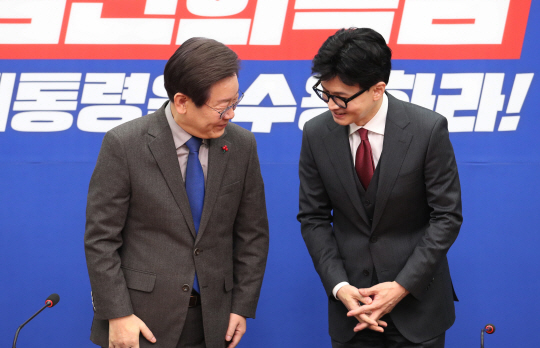 이재명(왼쪽) 더불어민주당 대표가 29일 오후 서울 여의도 국회 민주당 대표실을 예방한 한동훈 국민의힘 비상대책위원장과 환담을 나누기 전 인사하고 있다.사진공동취재단／뉴시스