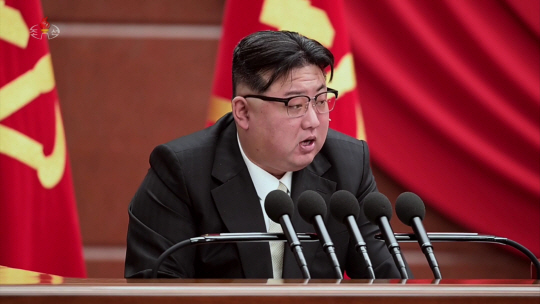 북한 김정은 국무위원장이 지난 27일 열린 노동당 제8기 제9차 전원회의 2일차 회의에서 발언하고 있다. 조선중앙TV는 김 위원장이  "투쟁 방향에 대한 강령적인 결론을 했다"고 보도했다. (사진=조선중앙TV 캡처) 뉴시스