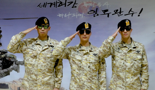 아랍에미리트(UAE) 아크부대 용띠 장병 정근종 상사(왼쪽부터), 변규욱 중위, 곽진수 중위(진급예정자)가 새해 인사를 하고 있다. 합참 제공