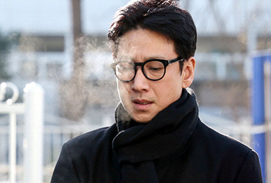 고 이선균 씨가 지난해 12월 23일 인천논현경찰서에 출석하던 중 취재진에 답하고 있다. 뉴시스
