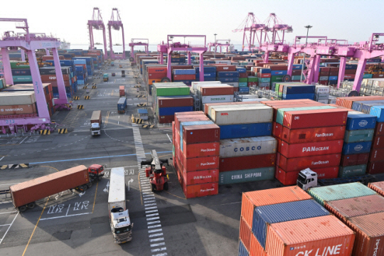 분주한 인천신항…지난해 12월 수출이 1년전보다 5.1% 성장하며 3개월 연속 플러스 행진을 이어간 가운데 인천 연수구 인천신항 컨테이너터미널에서 컨테이너 차량들이 분주하게 움직이고 있다. 문호남 기자