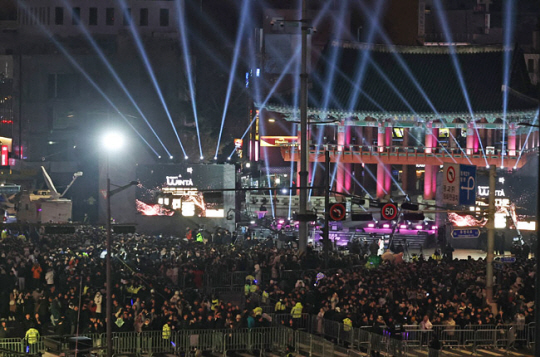 2023년의 마지막 날인 12월 31일 오후 서울 종로구 보신각에서 열린 ‘2023 제야의 종 타종 행사’에 모인 시민들이 2024년 새해를 기다리고 있다. 연합뉴스